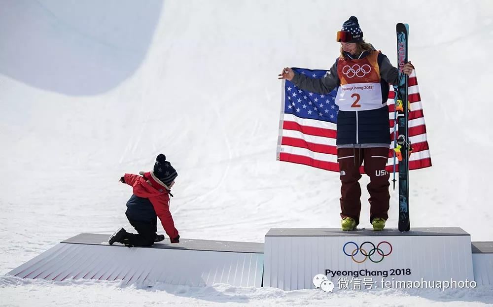 获得平昌冬奥会自由式滑雪男子U型槽冠军的美国选手戴维·怀斯在颁奖台上受到儿子马拉奇的“跪拜”。