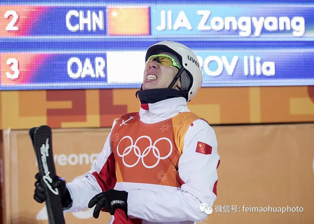 平昌冬奥会自由式滑雪空中技巧男子决赛最后一跳，中国选手贾宗洋最后一个出场，顺利完成了比赛，但却屈居亚军，在成绩公布的这一刻，贾宗洋的眼泪几乎夺眶而出，在他身后的记分牌上，显示出他的名次：第二名。  