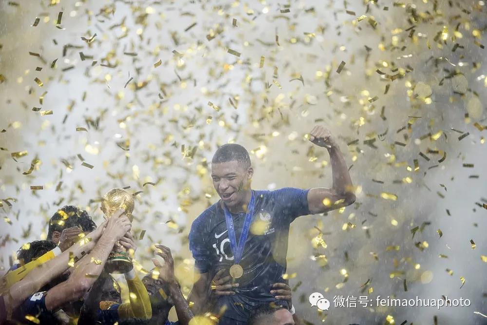 对于十九岁少年姆巴佩来说，这个夏天，阳光也变成花瓣落下。  