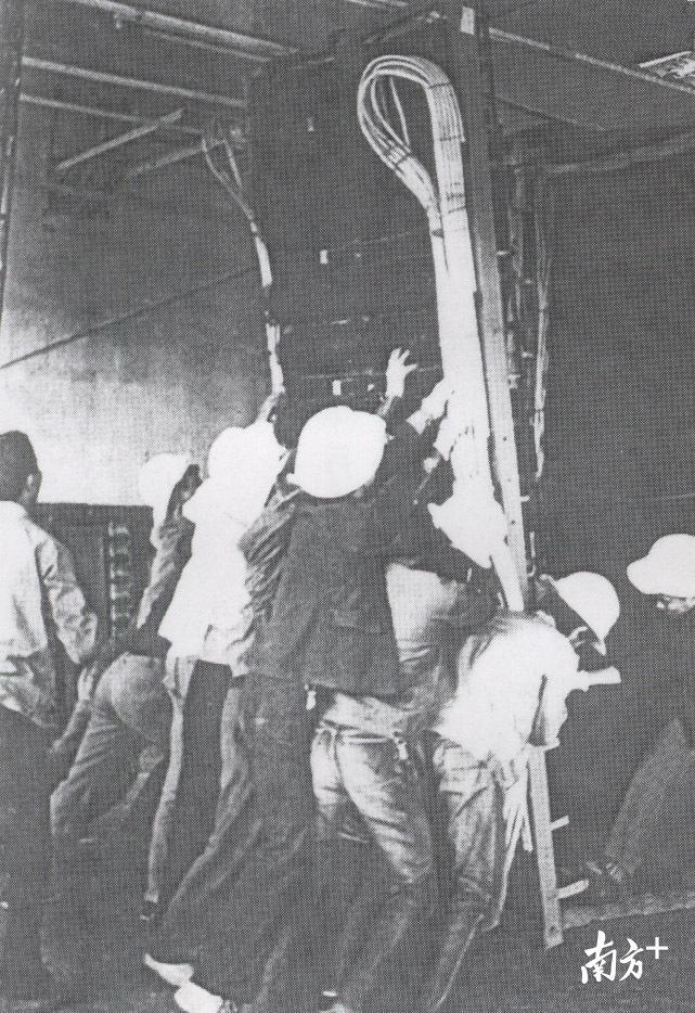 1987年，潮州引进香港二手纵横自动交换设备。图为员工齐心协力上“史端乔”机架。