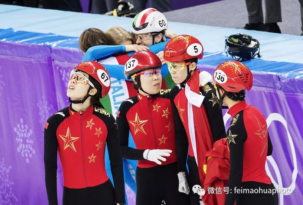当平昌冬奥会女子3000米接力的成绩出来的时候，在失意无奈痛苦的中国队员身后，因为中国队被判犯规而意外获得亚军的意大利队开始了拥抱庆祝。  