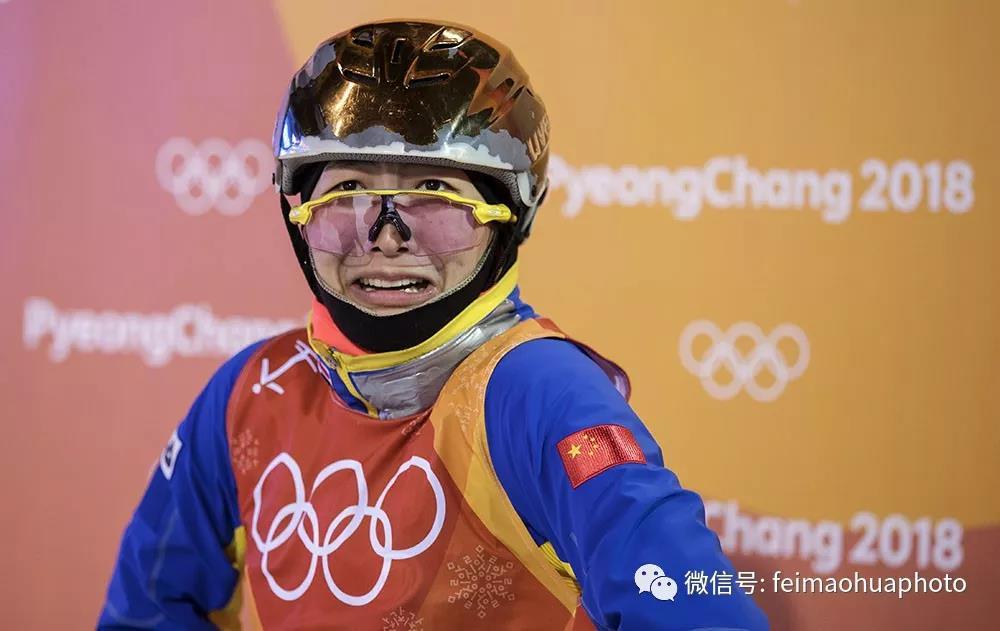 这是中国的夺金大热门徐梦桃在自由式滑雪空中技巧女子决赛第一轮之后等待比分时的表情，她应该没有想到，不到30分钟之后，她将迎来自己人生中最灰暗的一刻——她在决赛第二跳出现严重失误，未能晋级最后一跳！  