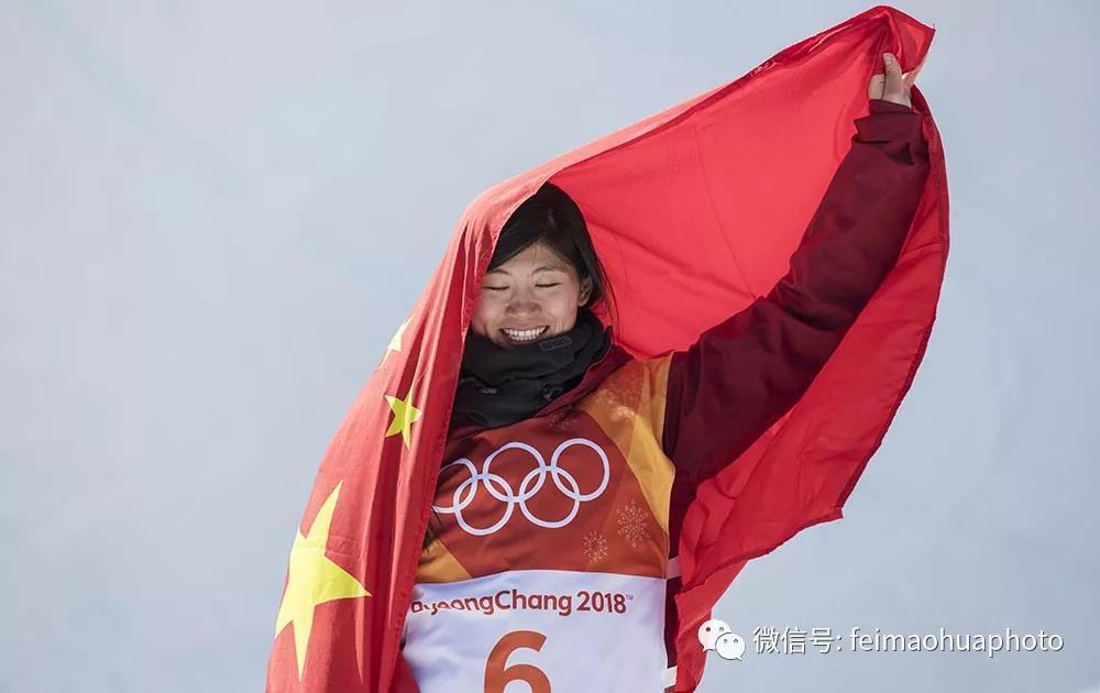 中国选手刘佳宇在颁奖仪式上身披国旗的瞬间——这一刻，她像个新娘一样美！这个15岁就拿到世界杯银牌，17岁就夺得世锦赛金牌的姑娘，终于站上了奥运会的领奖台，夺得一块闪亮的银牌！  