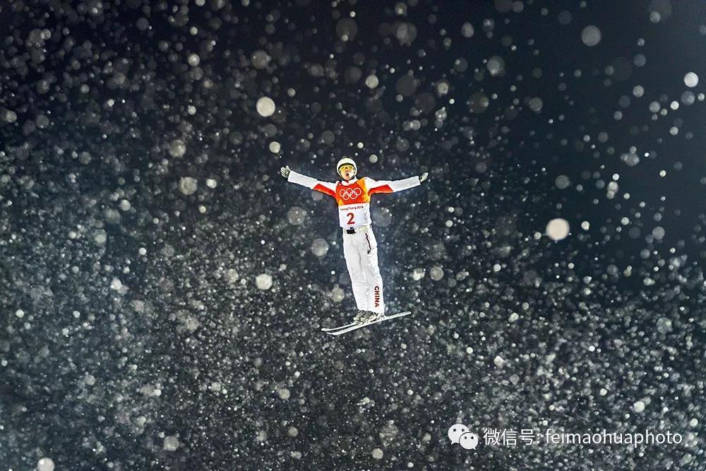 在平昌冬奥会自由式滑雪空中技巧男子决赛前进行训练的中国选手贾宗洋，宛如一片在空中飞舞的雪花儿。