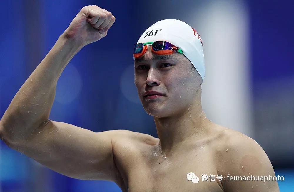 这是孙杨在亚运会男子1500米决赛之后的表情，这场比赛的前面大部分时间，他与一个越南小将一直缠斗，直到最后一两百米才完成超越。  