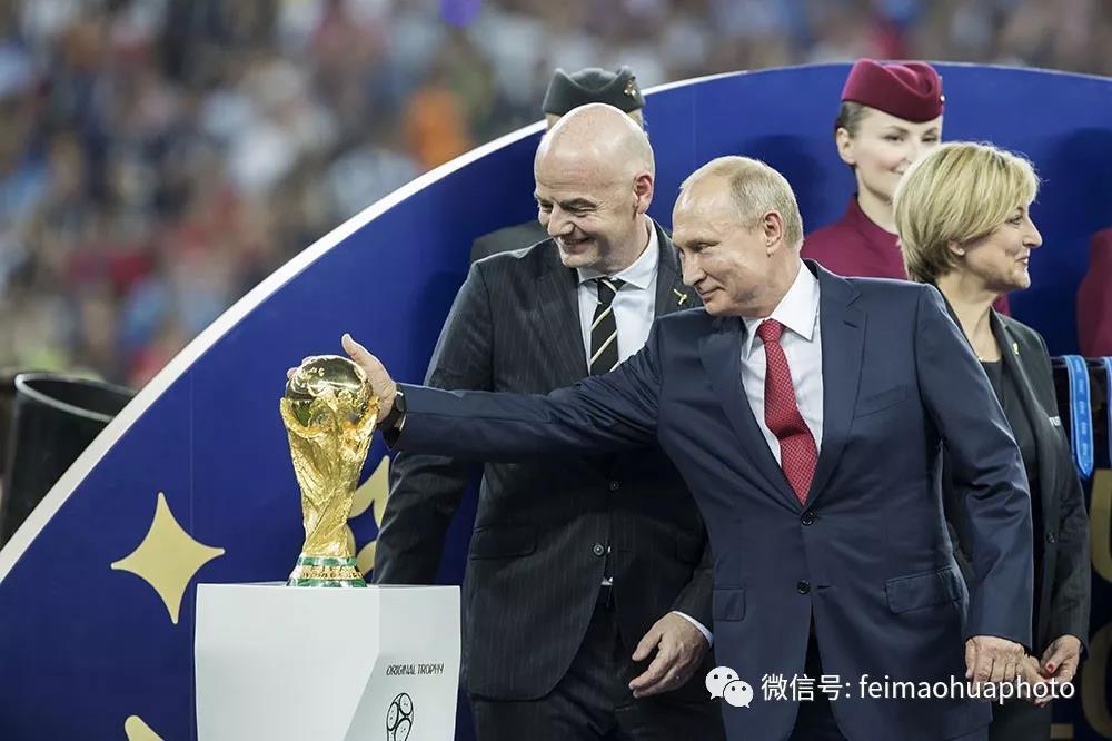 世界杯颁奖仪式上，在国际足联主席因凡蒂诺的建议下，俄罗斯总统普京伸手抚摸大力神杯。  