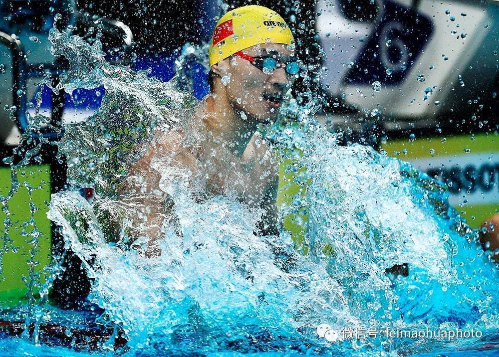 在雅加达亚运会上庆祝胜利的徐嘉余，被自己掀起的波浪拥抱！徐嘉余在这次亚运会上夺得五枚金牌，超过了孙杨，成为中国队在这次亚运会上夺金最多的选手。  
