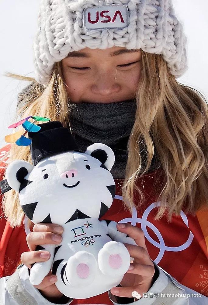 美国天才少女——17岁的克洛伊·金。17岁296天的金成为冬奥雪上项目最年轻的女子冠军，2000年出生的她也是冬奥会首位“00后”女子冠军。据说他父亲为了成就她的伟业，专门辞职照顾她，每天开车数个小时带她去训练。每一个天才后面其实都有着自己的艰难故事啊！在颁奖仪式上，金的眼泪好像珍珠！  