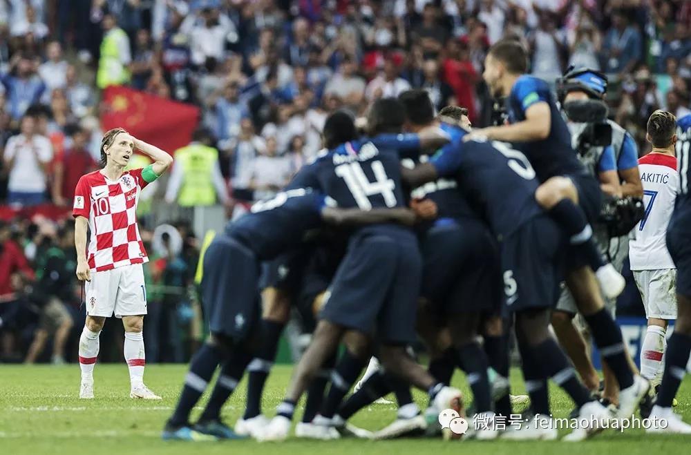 当法国人开始疯狂庆祝夺冠的时候，克罗地亚的传奇莫德里奇伸手抚平自己的头发。从牧羊少年到世界杯金球奖，莫德里奇成为新一代的励志楷模。  