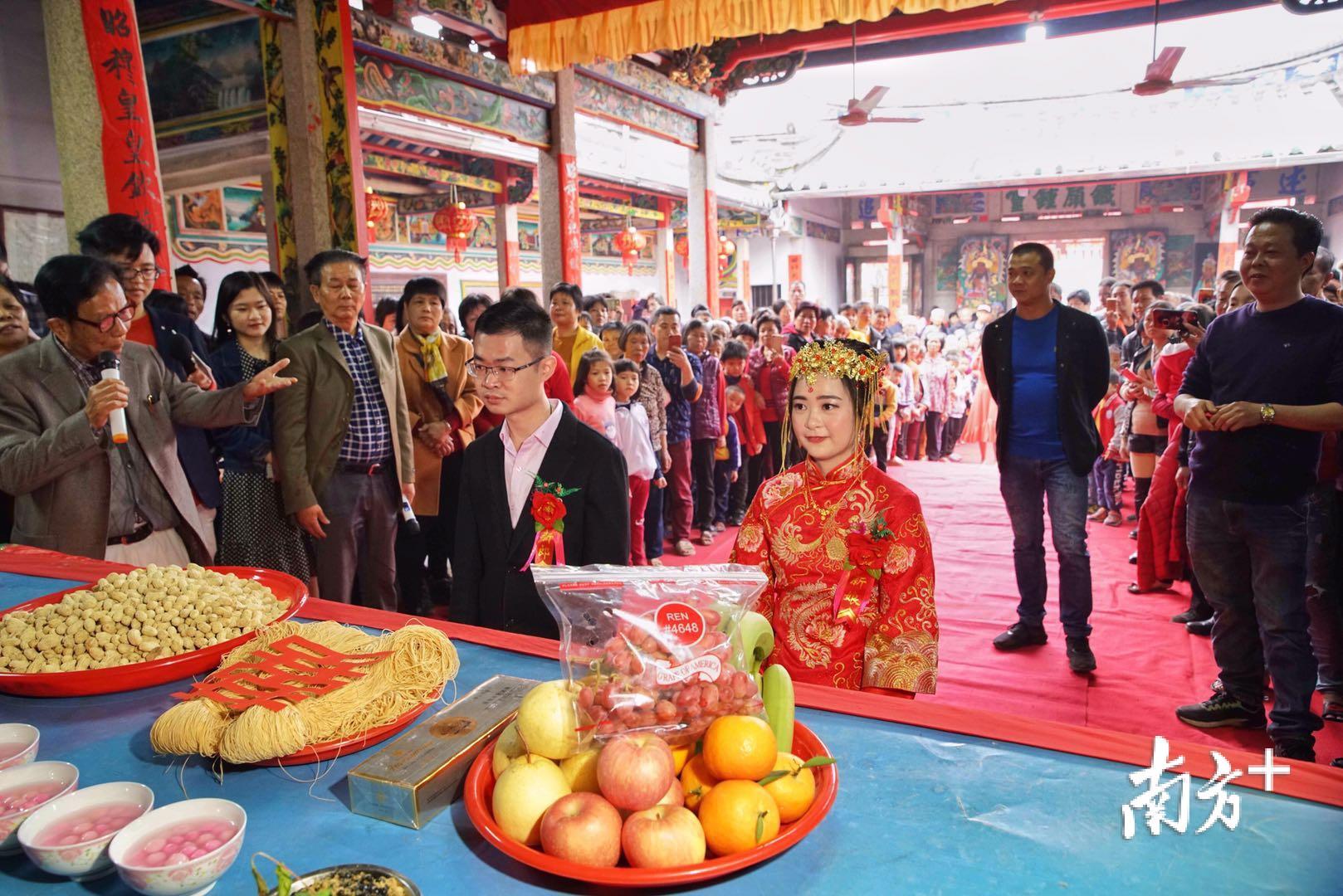 市北山村的"昭德祠"内,带着众多村民的祝福,一对新人完成了祭祖仪式