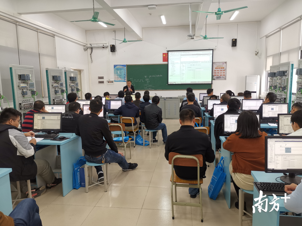 学员接受智能制造专业技术培训 