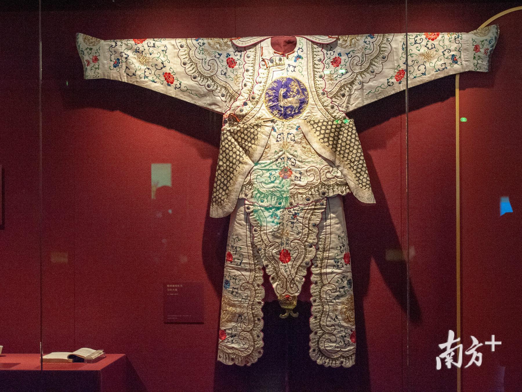 清缎绣缠枝牡丹马纹大铠。清宫连台本大戏《开平宝筏》中，扮演马神者专用。