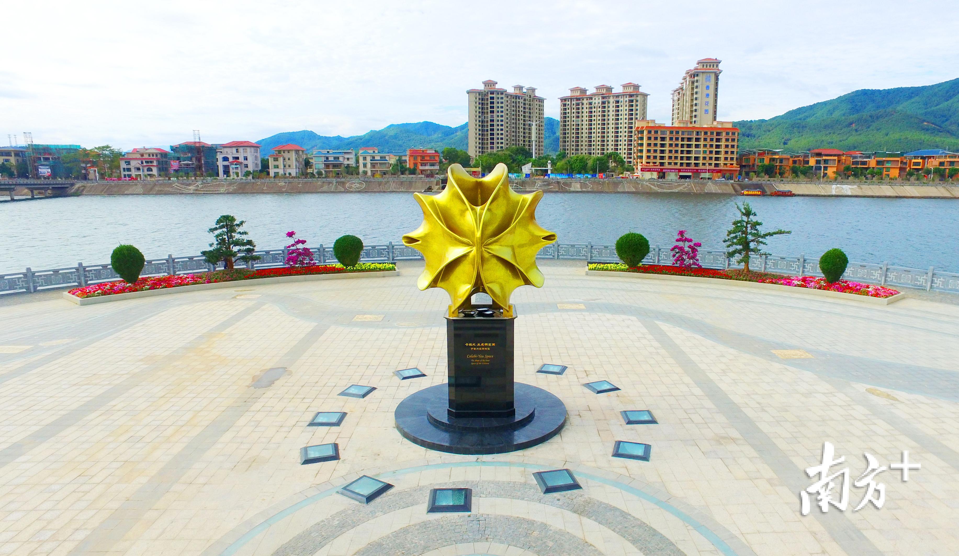 国际会议结束后，卡拉比—丘成桐空间雕塑成为新的网红打卡点。