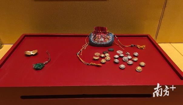 荷包里装有金银元宝、金银钱、玉坠等。