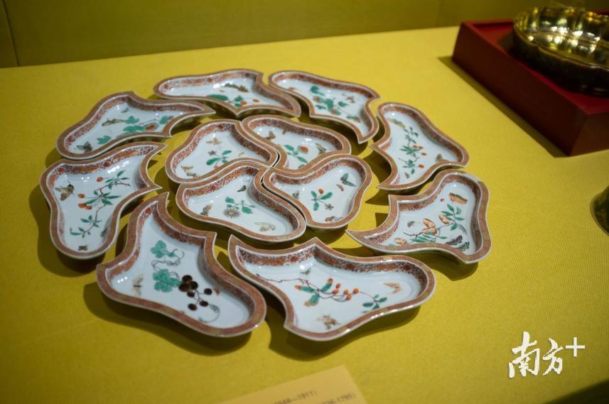 清康熙五彩瓷花蝶纹攒盘。