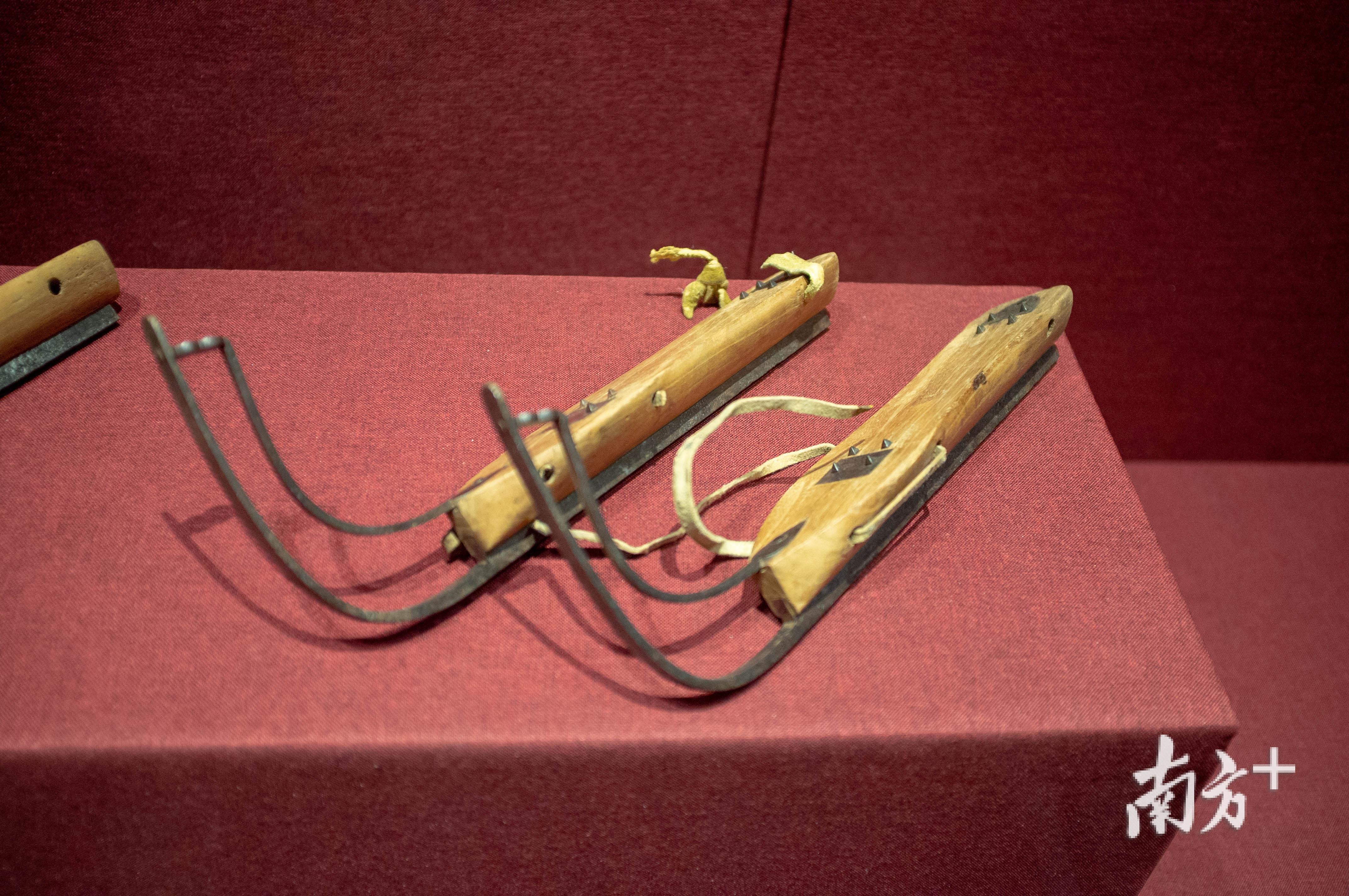 冰刀，绑在足下溜冰用，比我们现在穿的溜冰鞋构造简单许多。