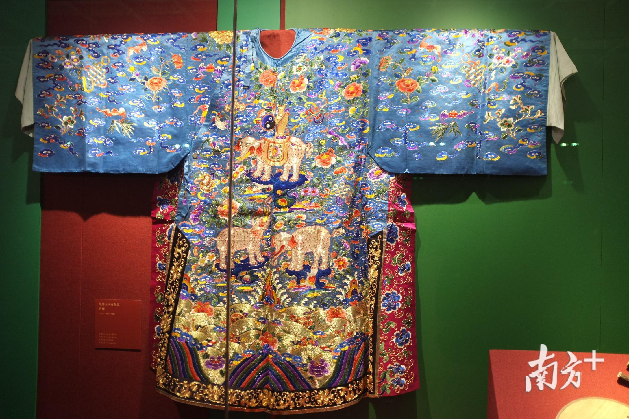 清光绪缎绣太平有象纹男蟒。清宫节令戏所用，体现歌舞升平盛世场景。