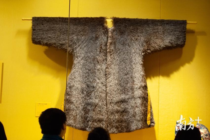 清乾隆江绸狐皮皇帝端罩。