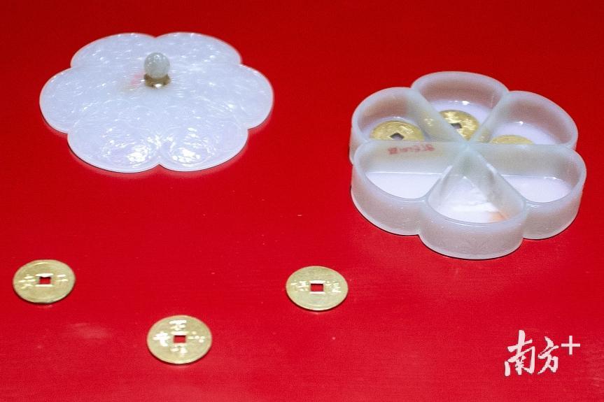 痕都斯坦白玉梅花式盒和里面装的花钱。