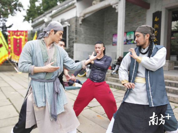 《洪火》剧组在芦苞祖庙取景。南方+记者张秀蓝 摄