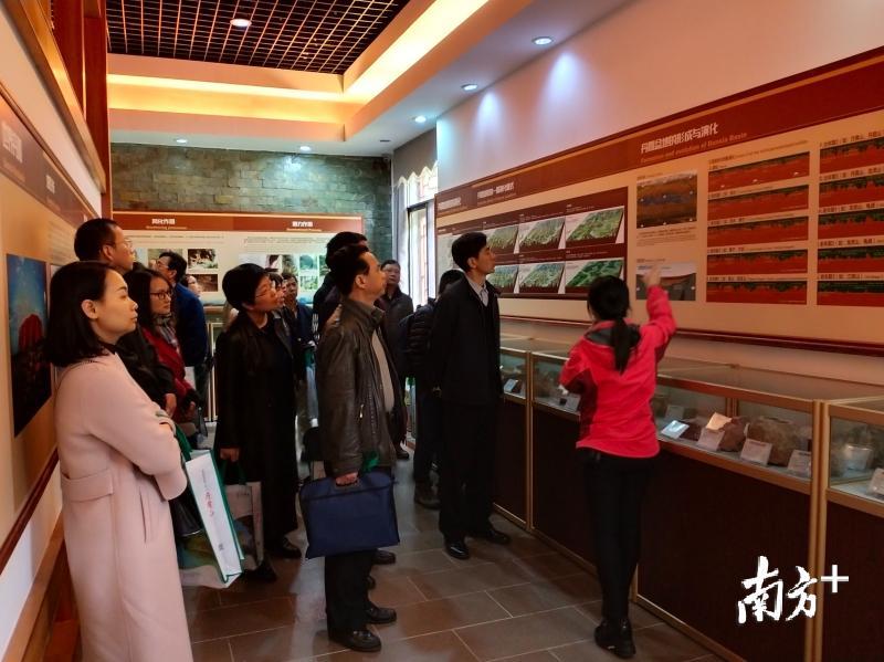 与会人员到丹霞山博物馆现场考察。
