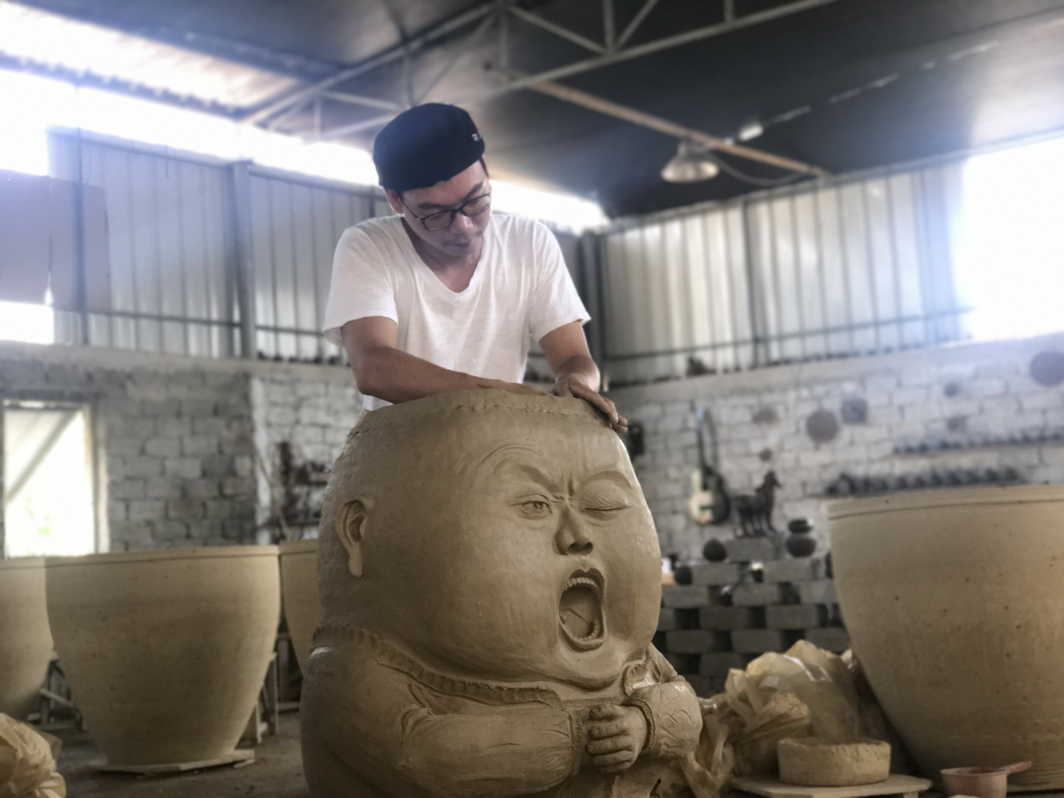 邢利祥在创作自己的作品。