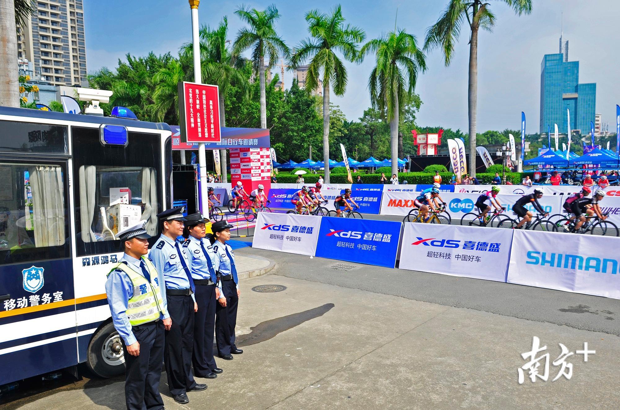 梅州率先启动了“移动警务车”+“一窗办理”智慧新民生工程，极大便利了群众。    南方日报记者 何森垚 摄