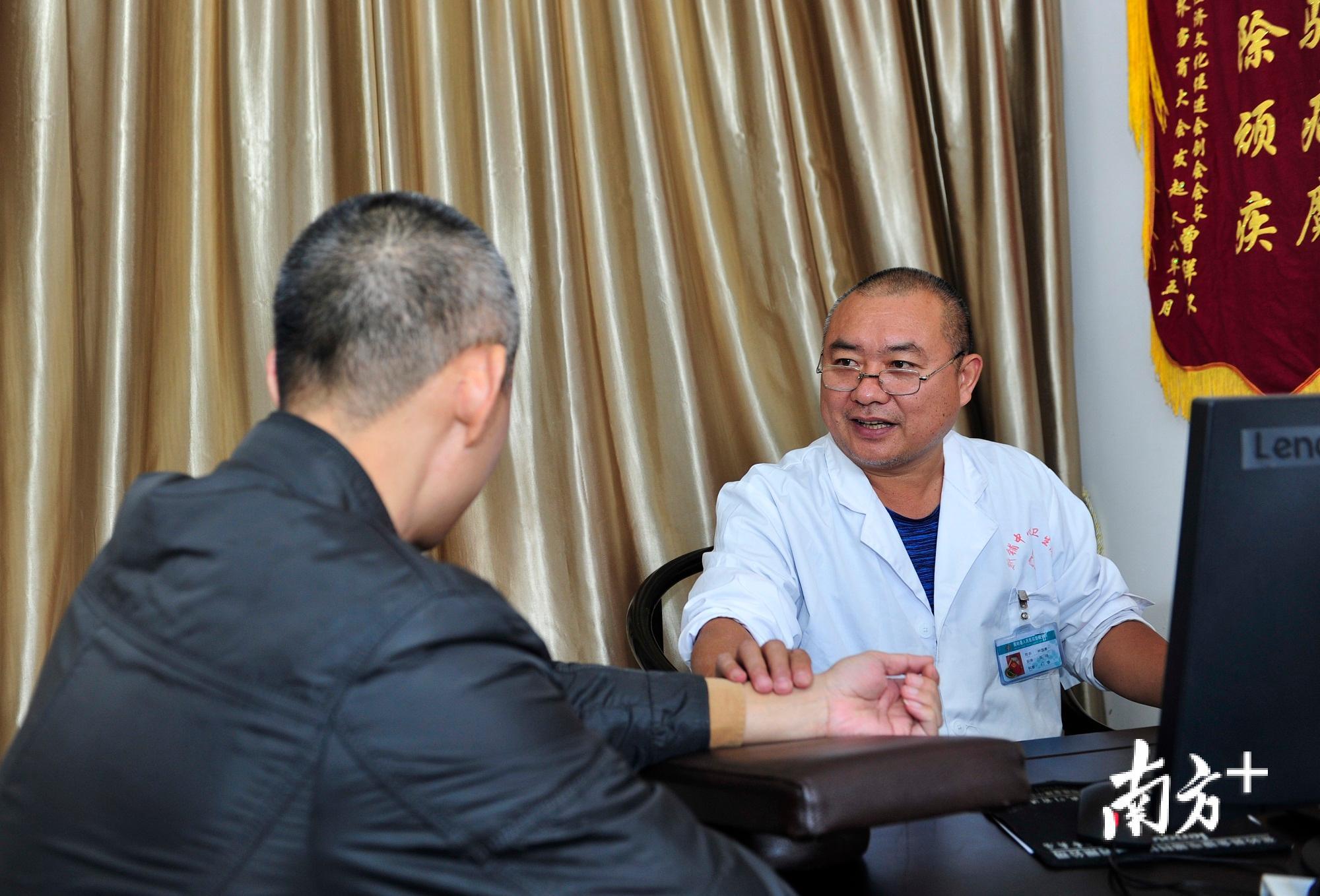 客家人素来喜爱中医，近年来随着中医医疗设备和服务能力增强，越来越多市民选择看中医。南方日报记者 何森垚 摄