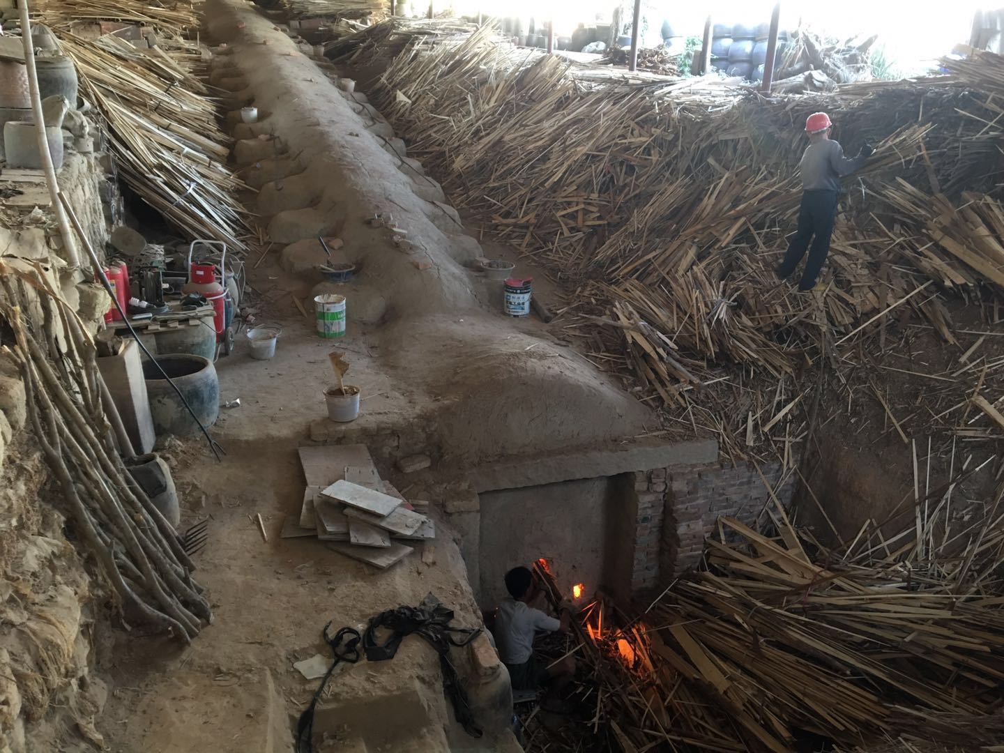 信靠龙窑是潮州现存“活着”的唯一的传统大型龙窑