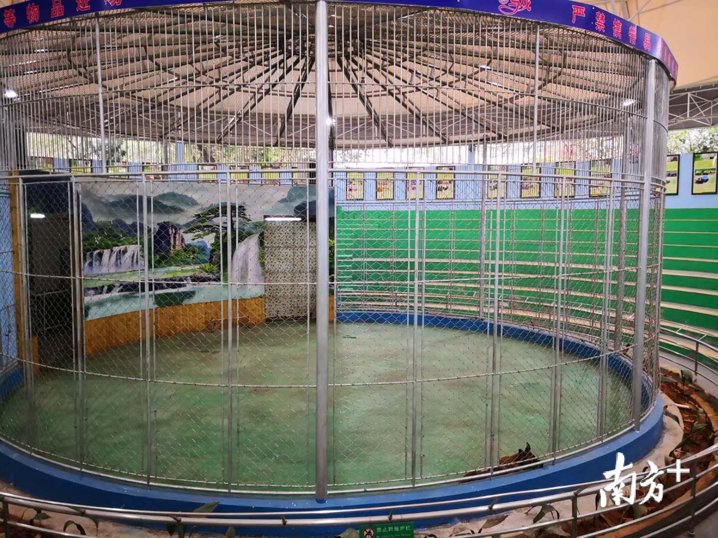 表演场已经空了。