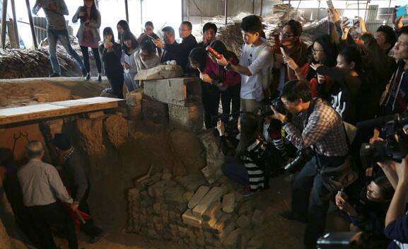 2015年，信靠龙窑举办开窑节，吸引众多关注。