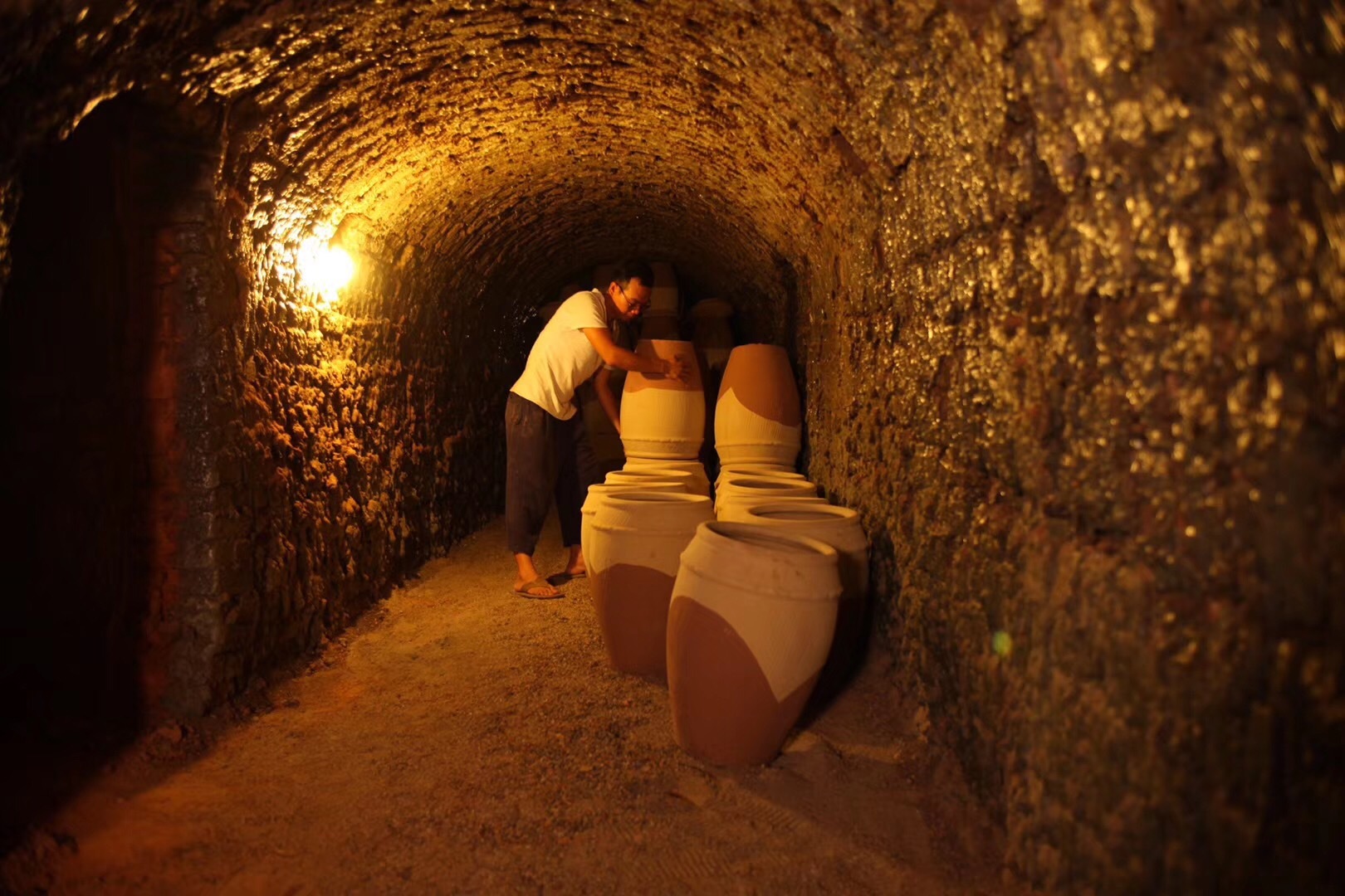 图为邢利祥在龙窑中。