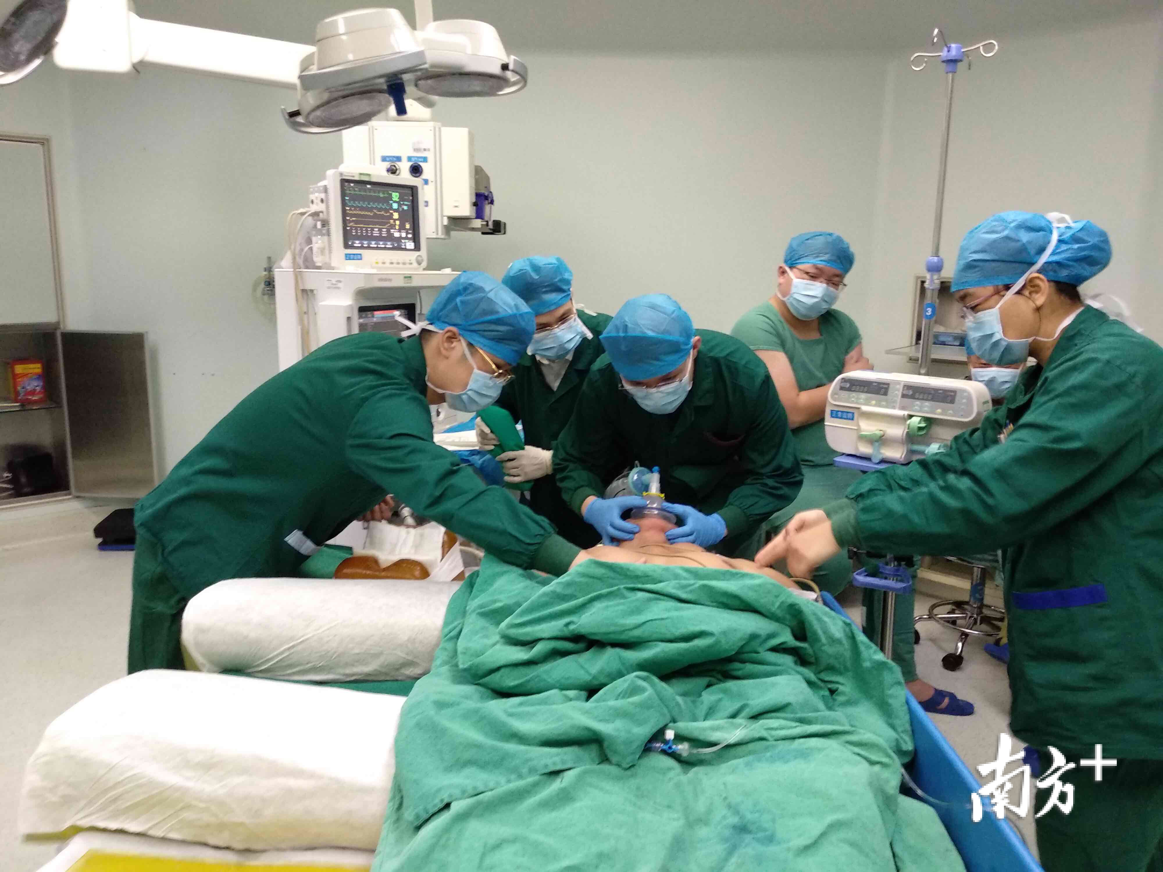 正在为患者进行手术切除巨瘤。通讯员供图