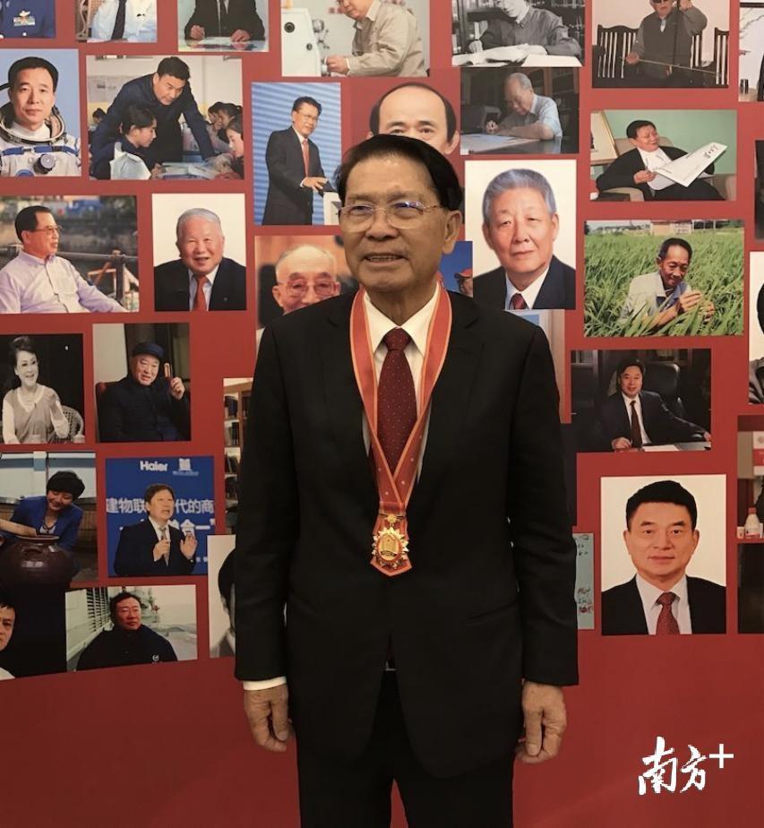 何享健被党中央、国务院授予“改革先锋”荣誉称号。受访者供图 何享健被党中央、国务院授予“改革先锋”荣誉称号。受访者供图