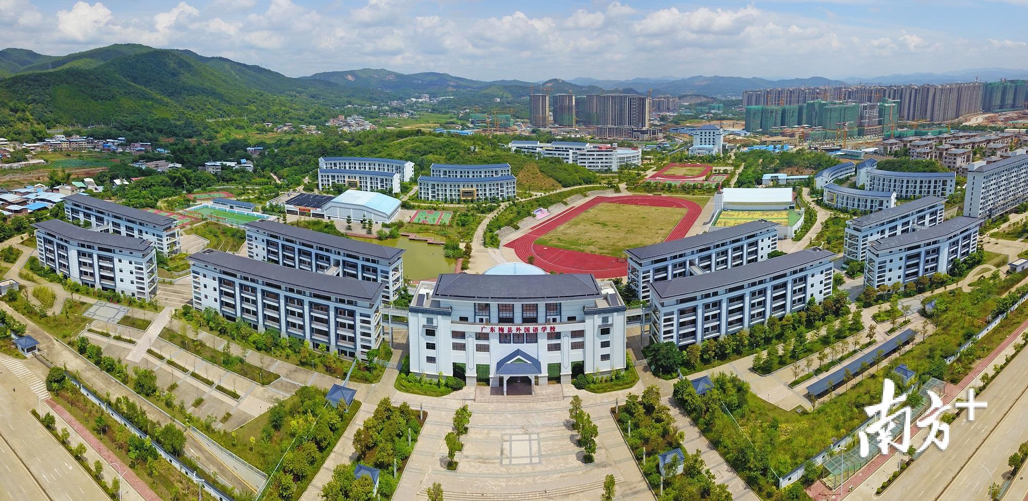 自2015年开学以来，集幼儿园至高中的梅县外国语学校声名远扬。南方日报记者 何森垚 摄