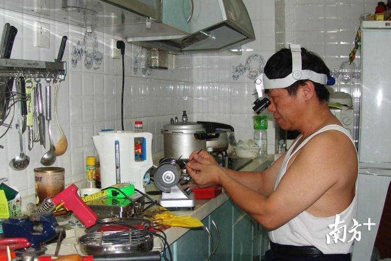 张湘民家的厨房，就是他的“发明室”。