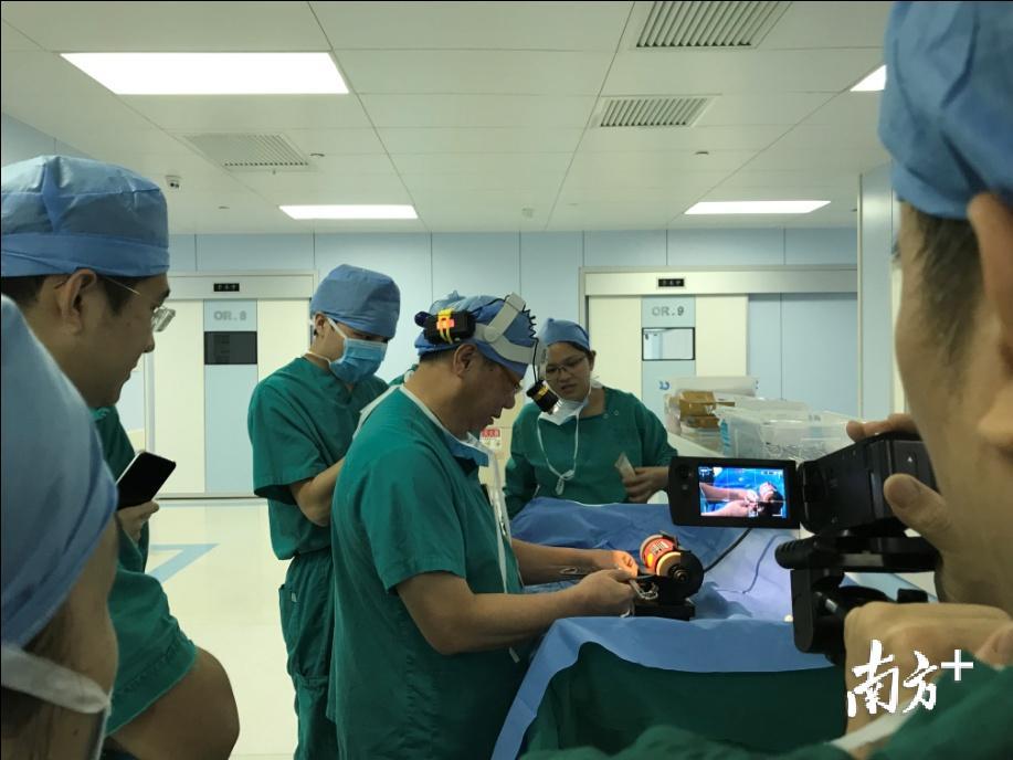 其他医护人员纷纷围观称赞。