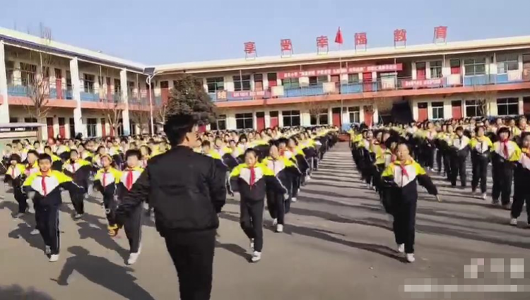 "带小学生跳鬼步舞走红"校长:全校大多是留守儿童没有兴趣爱好