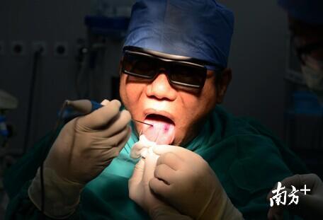 2014年，他利用自己发明的3D显微摄像系统，给自己做了舌背弹性牵拉手术。