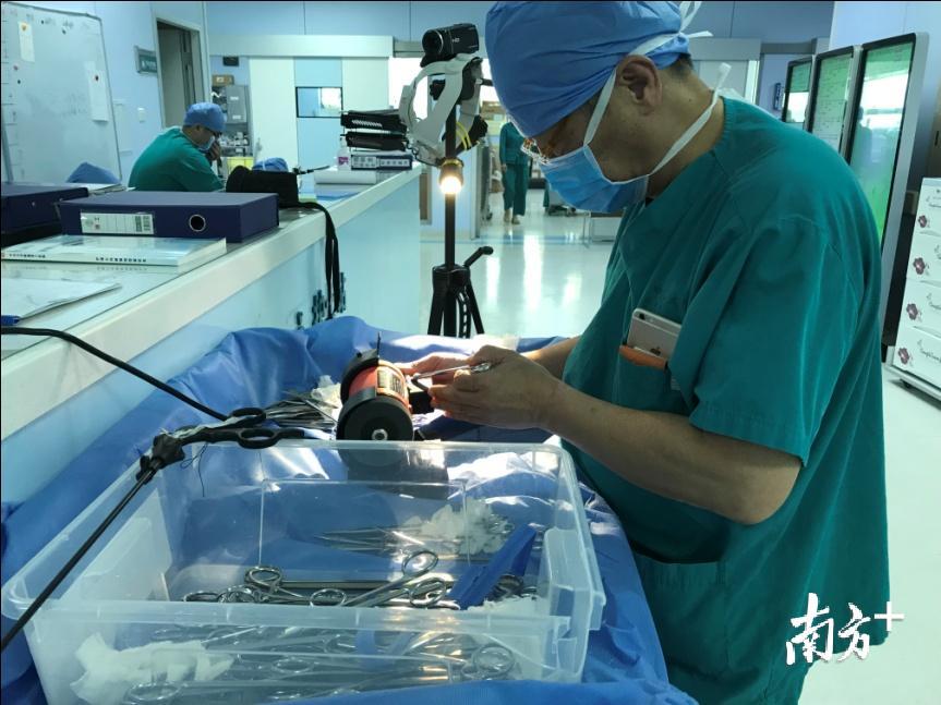 张湘民“救活”一大筐废弃的手术剪。