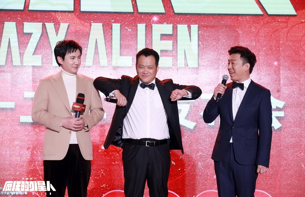 宁浩、黄渤、沈腾同台互动。 宁浩、黄渤、沈腾同台互动。