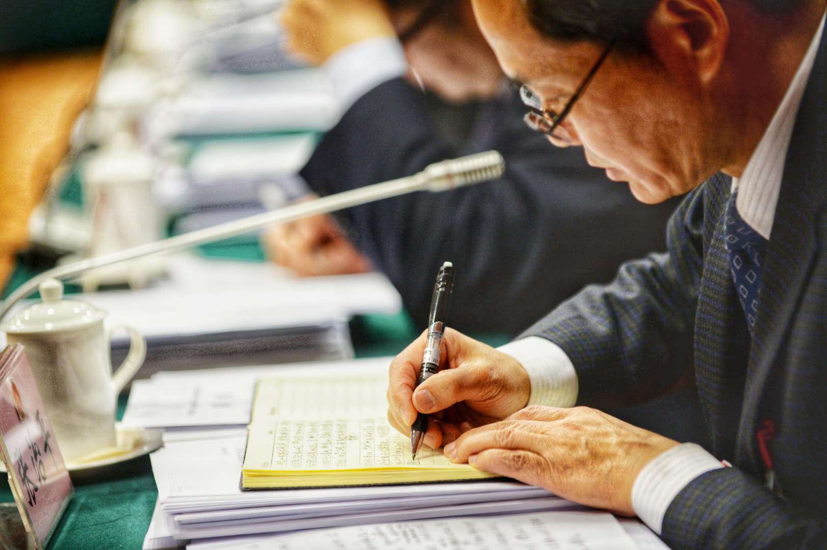 十五届人大四次会议南沙代表团审议政府工作报告上,一代表认真做笔记