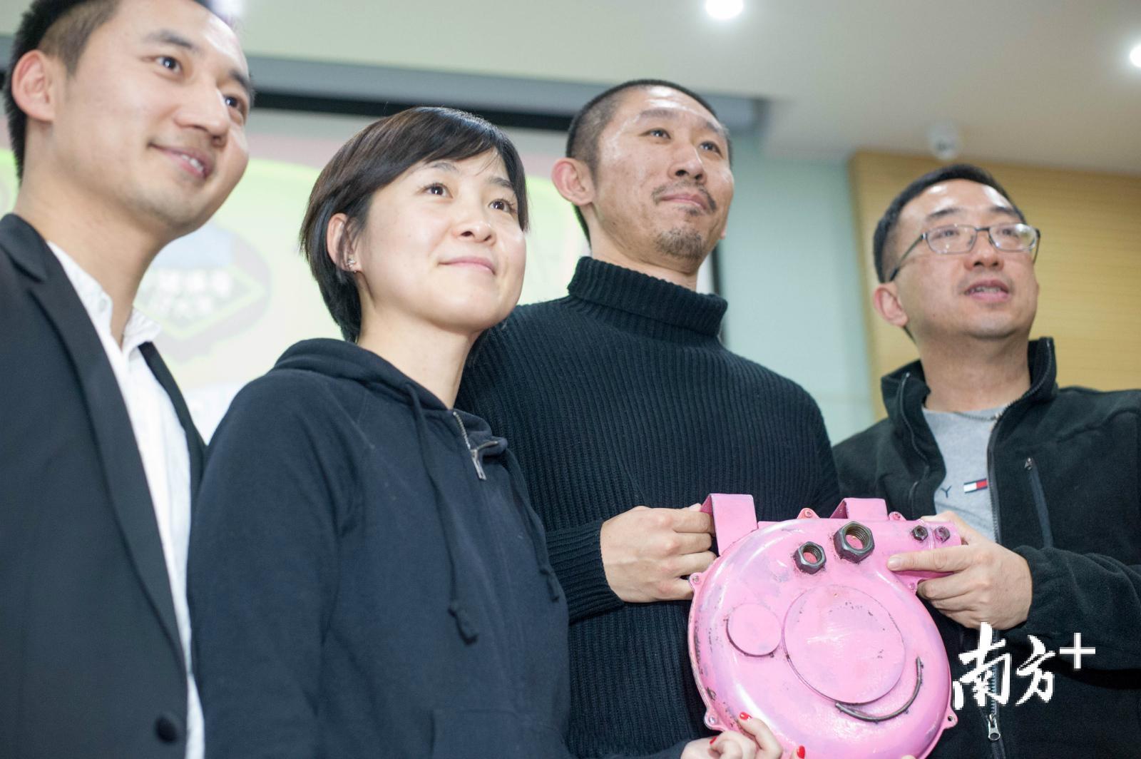 阿里影业宣发总经理杨海（左一），制片人鲁岩（左二），导演张大鹏（左三），阿里影业高级副总裁、淘票票总裁、优酷电影总经理李捷（右一） 。