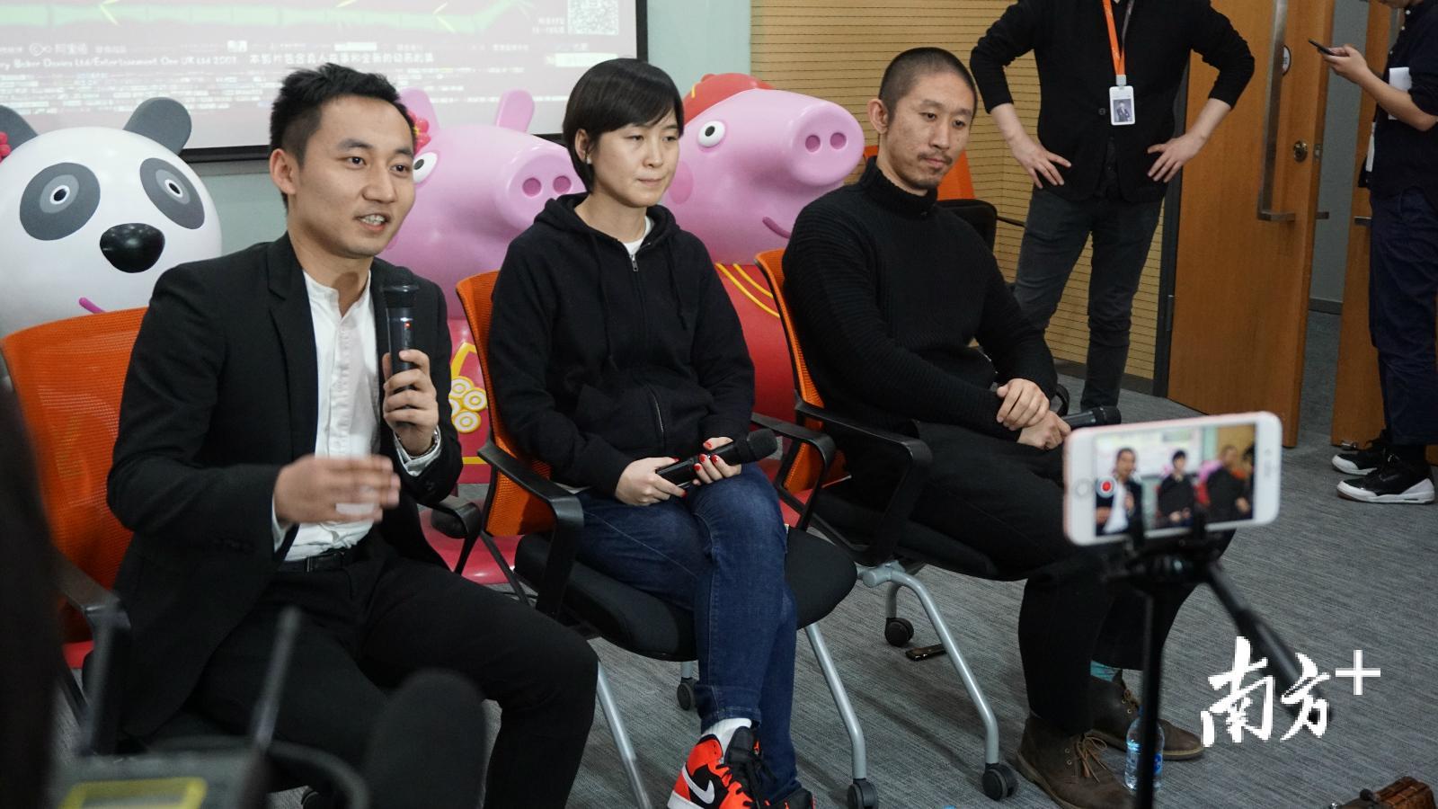 18日下午，电影制作和宣发团队在北京接受采访。图中分别为：阿里影业宣发总经理杨海（左一），制片人鲁岩（左二），导演张大鹏（左三） 。