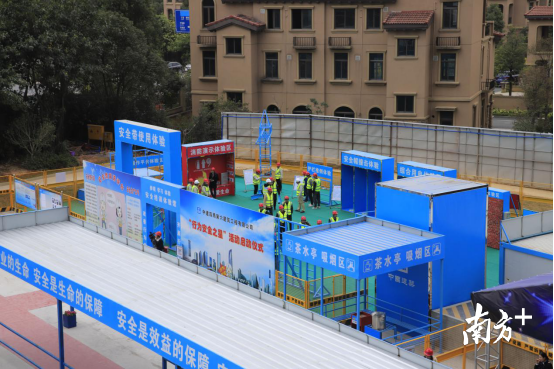 现场观摩。 现场观摩。