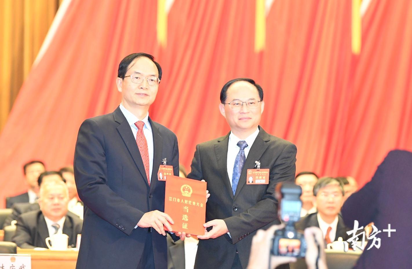 易中强（左）当选为江门市十五届人大常委会副主任。杨兴乐 摄