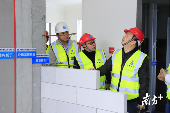 现场观摩。 现场观摩。