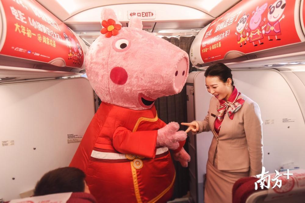 小猪佩奇飞机上和大家互动猜拳。