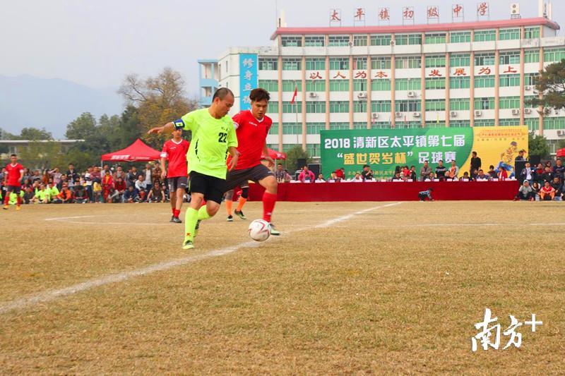 决赛现场，太平镇机关联队与盛世豪庭队进行冠亚军之夺。贺欢摄