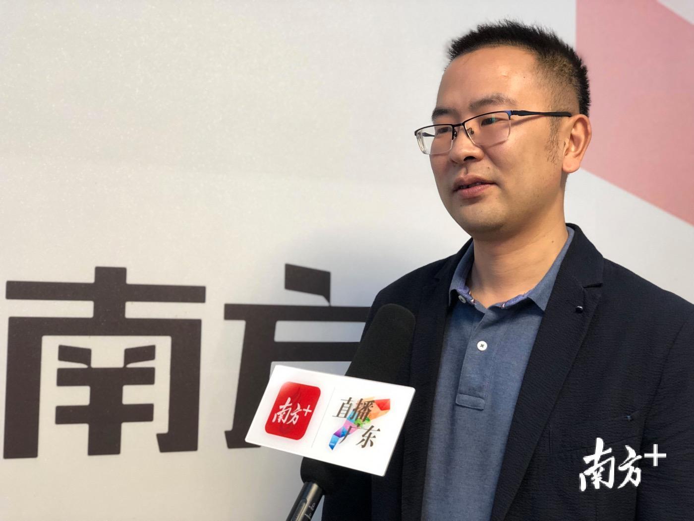 汕头市政协委员林澄辉在南方+直播间接受采访。